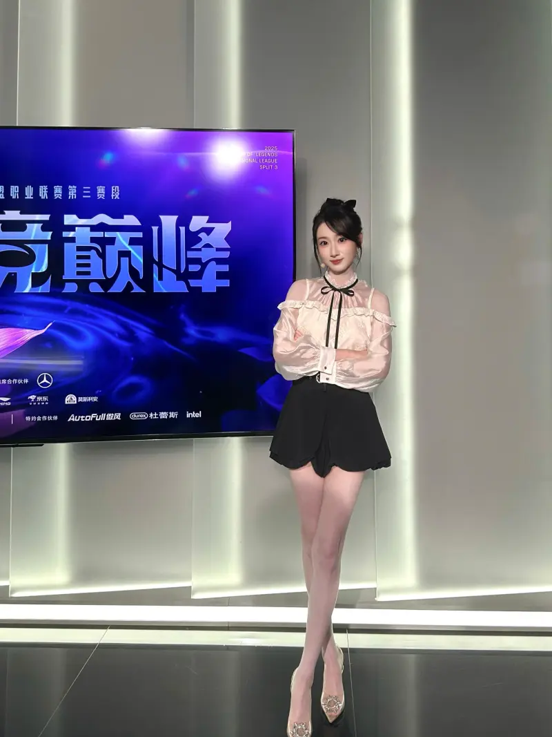 赛事分析-主持童童分享昨日上班ootd：期待下次见面~