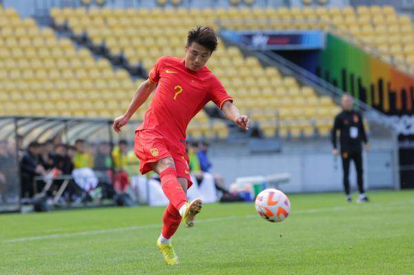 武磊：要为小球员树立榜样 脚踏实地自然会变更好